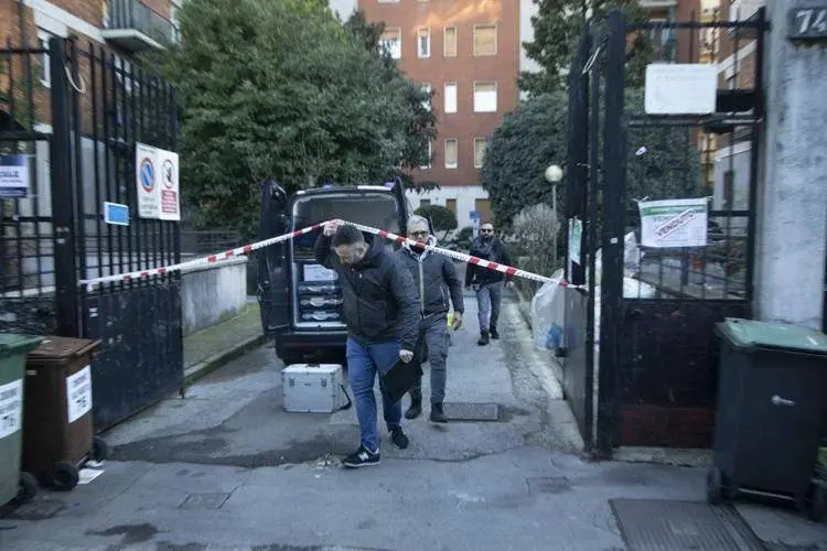 Milano, giovane donna trovata morta in cortile\n