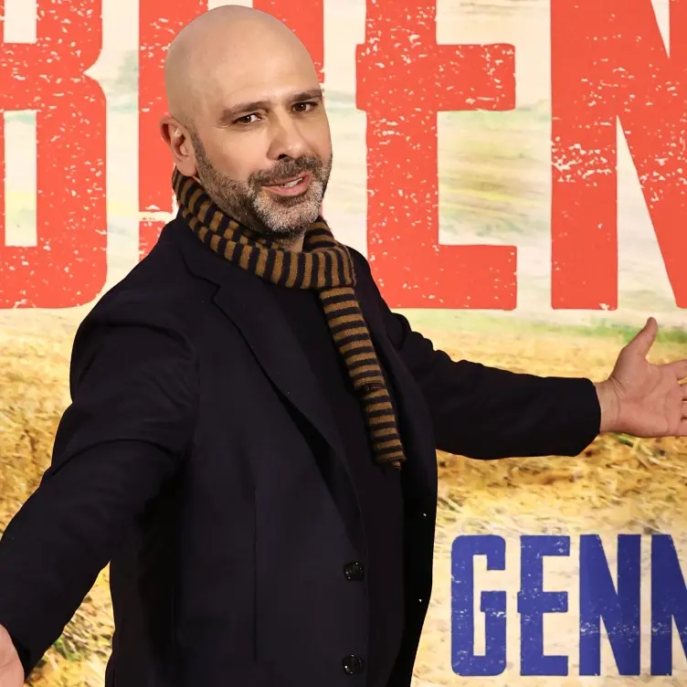 Checco Zalone e Buen Camino, risate “scorrette” come lente su contraddizioni e ipocrisie dell’Italia moderna\n\n\n