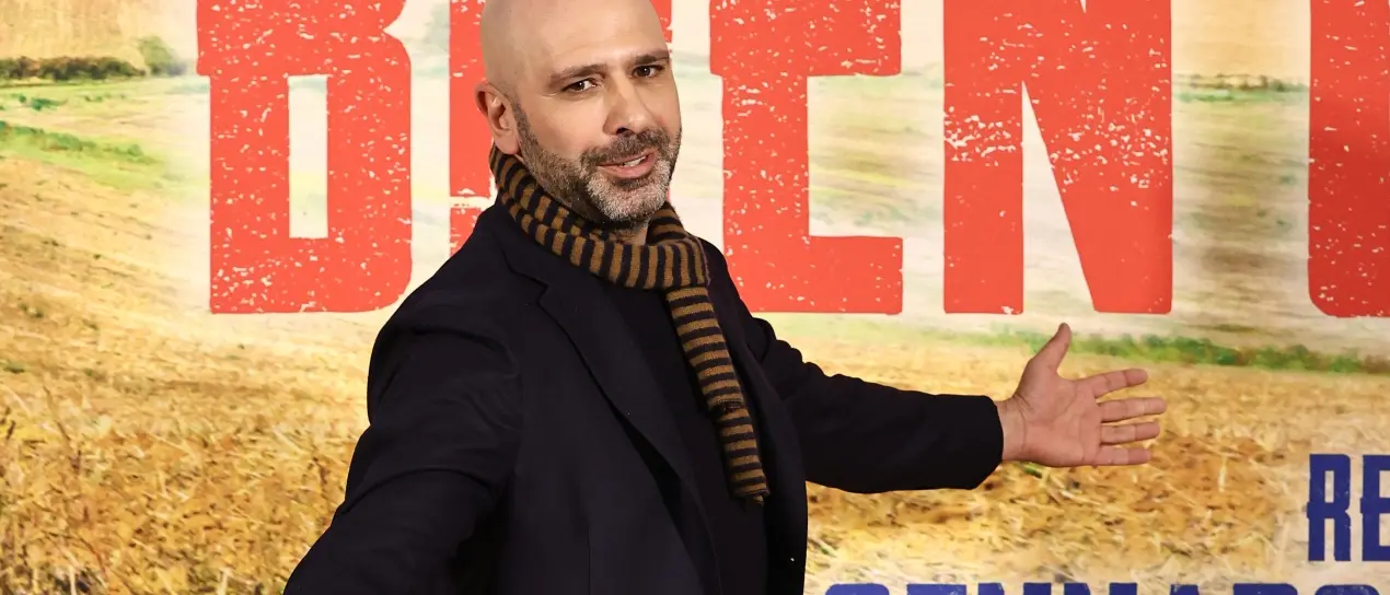 Checco Zalone e Buen Camino, risate “scorrette” come lente su contraddizioni e ipocrisie dell’Italia moderna\n\n\n