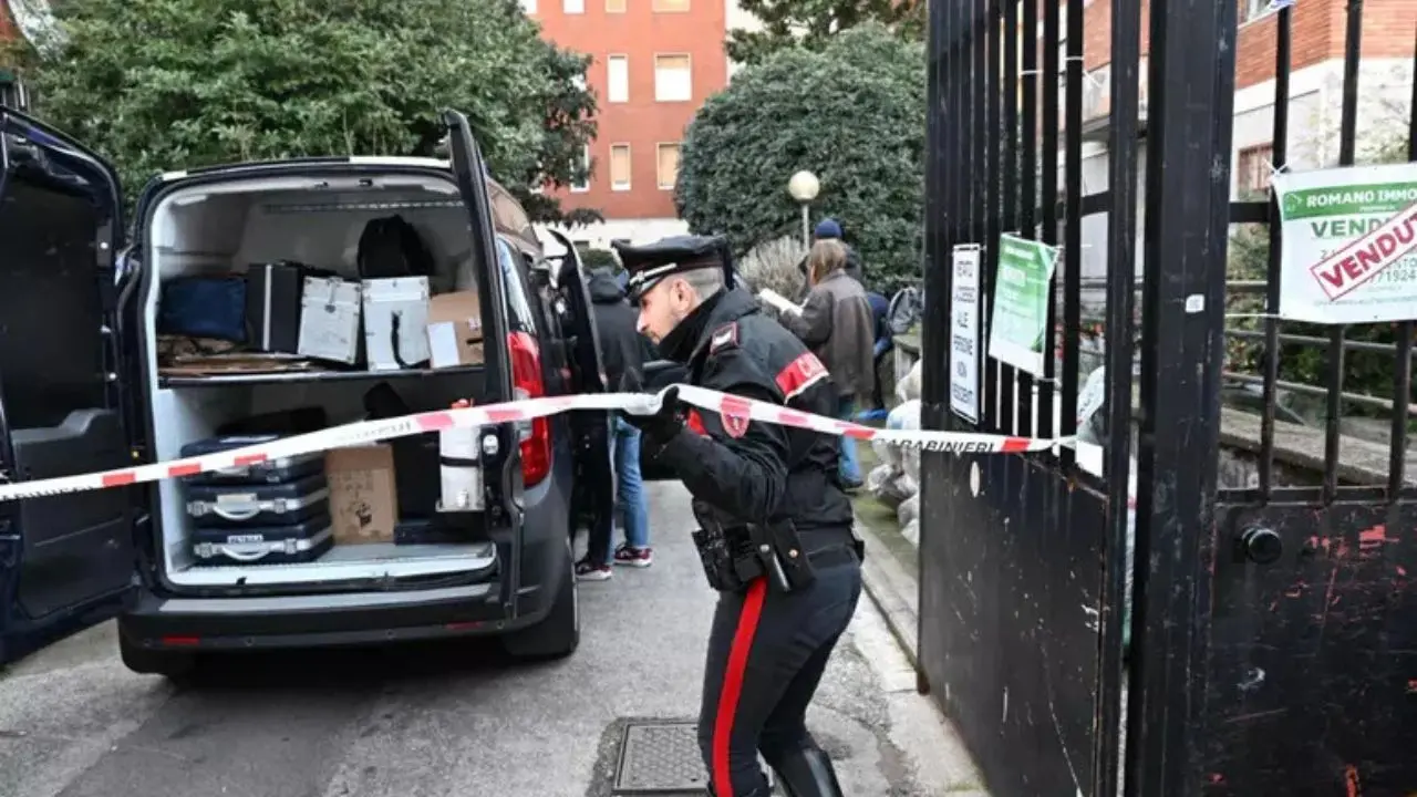Donna trovata morta in un cortile a Milano (Foto Ansa)