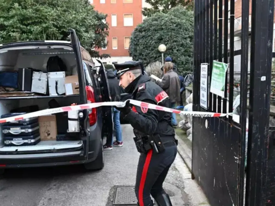 Milano, donna trovata morta in un cortile: si indaga per omicidio