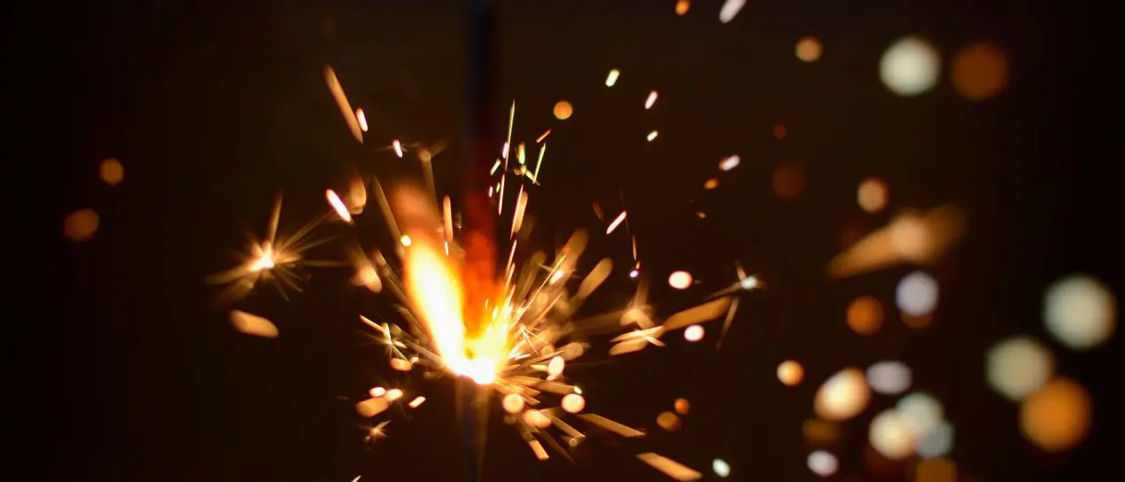 Il 2025, l’anno che “non passerà”: dalla politica urlante ai bisogni (ignorati) di chi cerca solo di sopravvivere\n