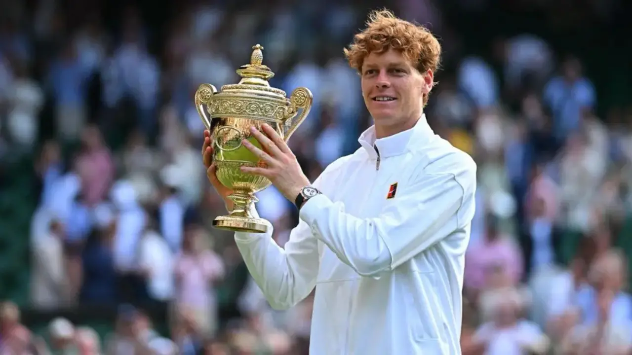 Jannik Sinner con il trofeo di Wimbledon