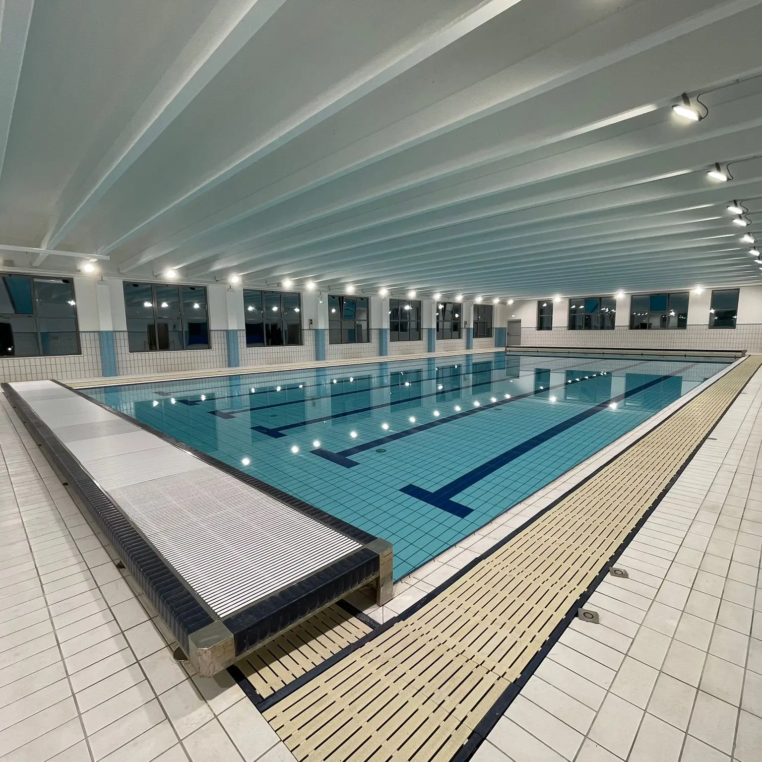 Lasciata all’incuria e al degrado per decenni, a Siderno rinasce la piscina comunale\n