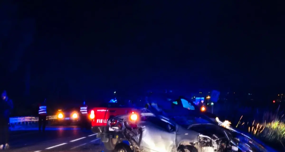 Tragico incidente sulla statale 106 nel comune di Belcastro: un morto e tre feriti dopo lo scontro che ha\u00A0coinvolto\u00A0tre\u00A0veicoli\u00A0(FOTO)\u00A0\n