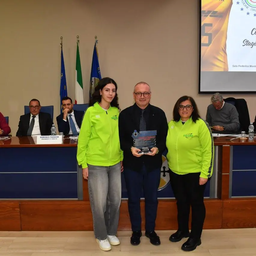 Versace alla premiazione delle squadre di pallavolo reggine\n