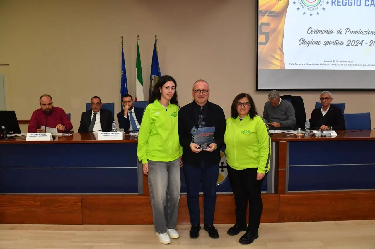 Versace alla premiazione delle squadre di pallavolo reggine\n