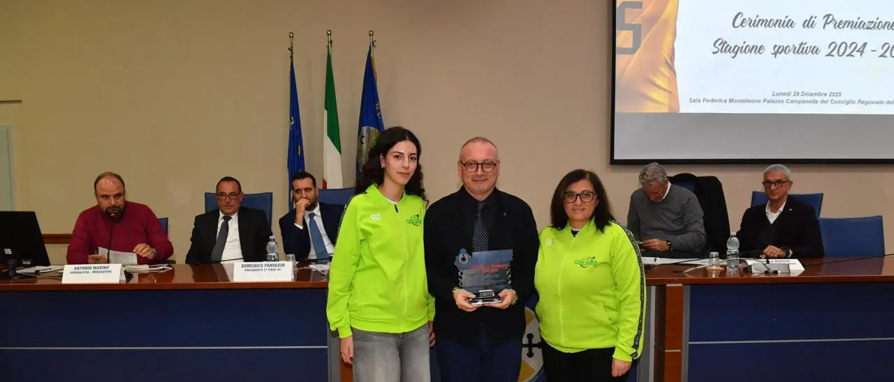 Versace alla premiazione delle squadre di pallavolo reggine\n