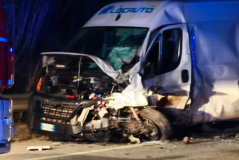 Ancora un incidente mortale sulla 106: perde la vita un 33enne, tre feriti\n