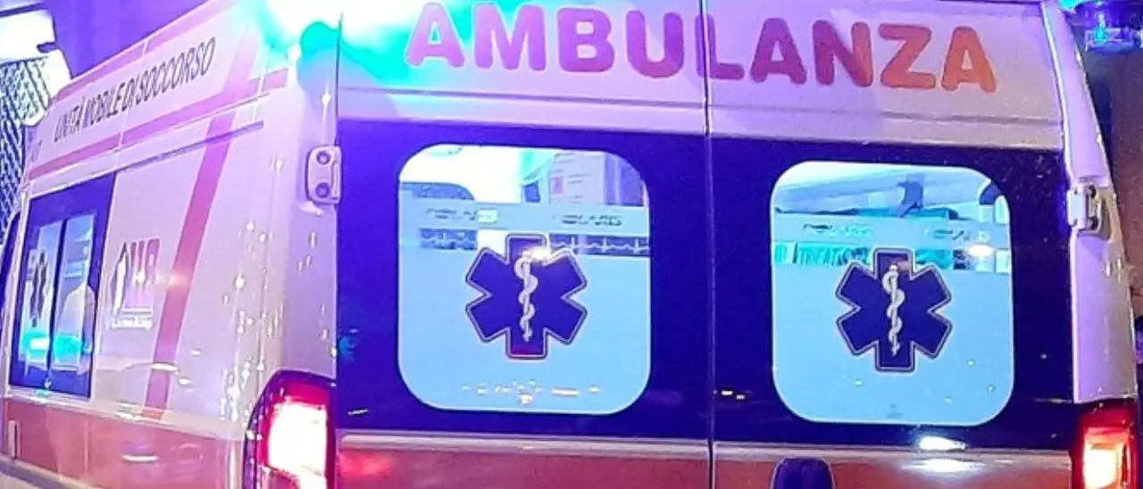 Scontro tra un camion e un autobus in provincia di Genova: un morto e circa venti feriti\n