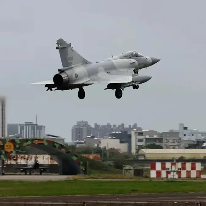 Cina lancia razzi nello stretto di Taiwan: 130 aerei militari attorno all’isola\n