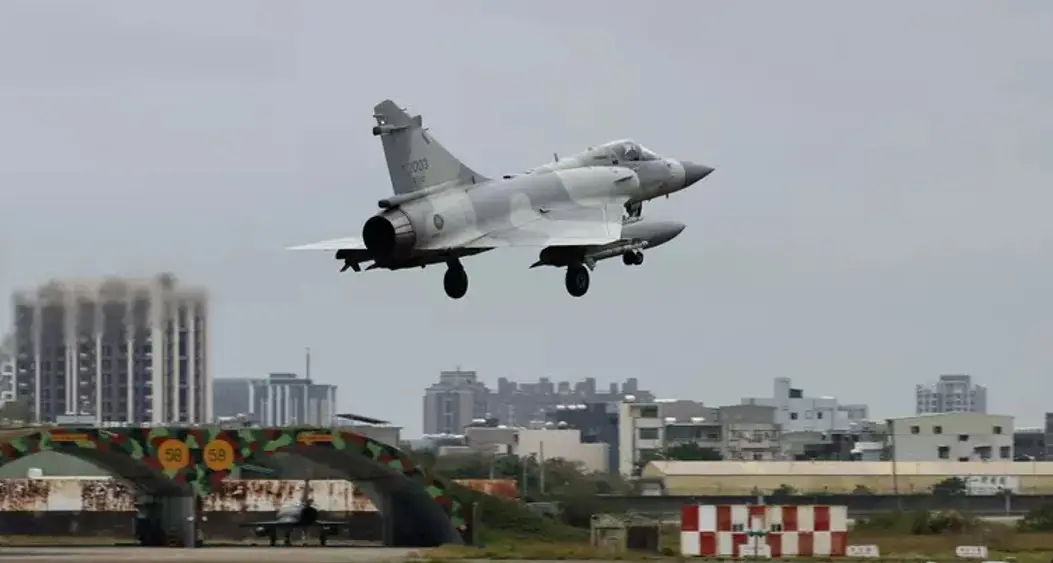 Cina lancia razzi nello stretto di Taiwan: 130 aerei militari attorno all’isola\n