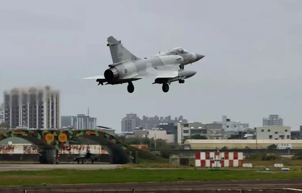 Cina lancia razzi nello stretto di Taiwan: 130 aerei militari attorno all’isola