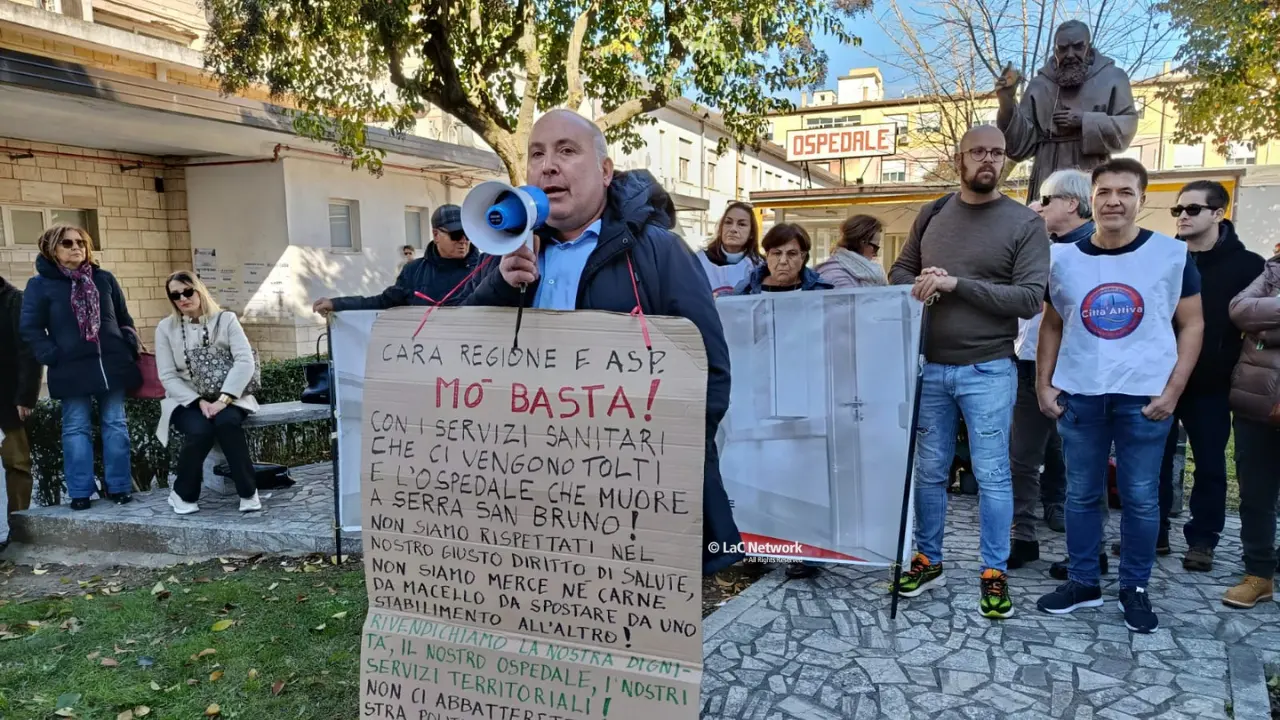 <p>Una manifestazio di protesta davanti all'ospedale di Vibo</p>\\n