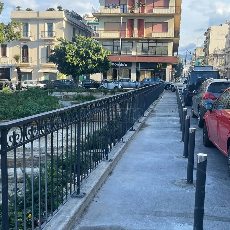 Reggio, ecco i dissuasori intorno all’area archeologica di piazza Garibaldi ma gli automobilisti non demordono…\n