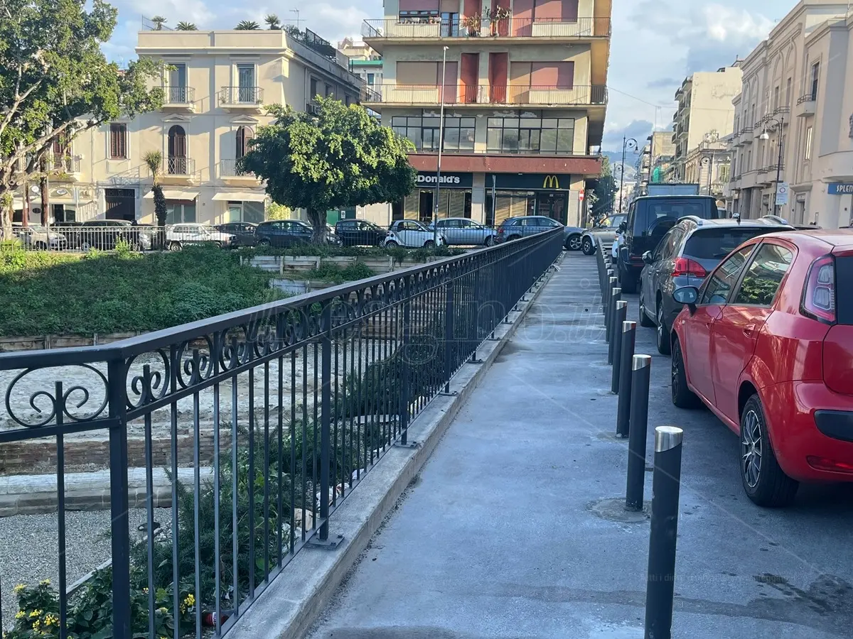 Reggio, ecco i dissuasori intorno all’area archeologica di piazza Garibaldi ma gli automobilisti non demordono…\n