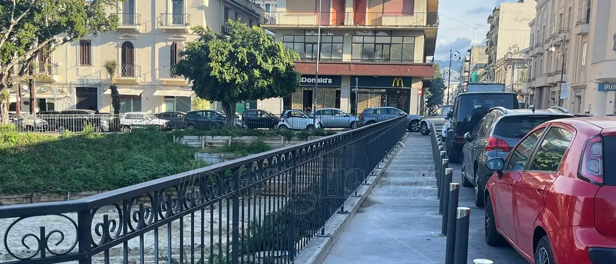 Reggio, ecco i dissuasori intorno all’area archeologica di piazza Garibaldi ma gli automobilisti non demordono…\n