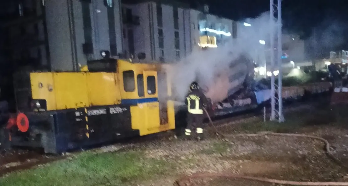 Incendio nello scalo ferroviario di Corigliano-Rossano: in fiamme un macchinario del cantiere per l’elettrificazione\n