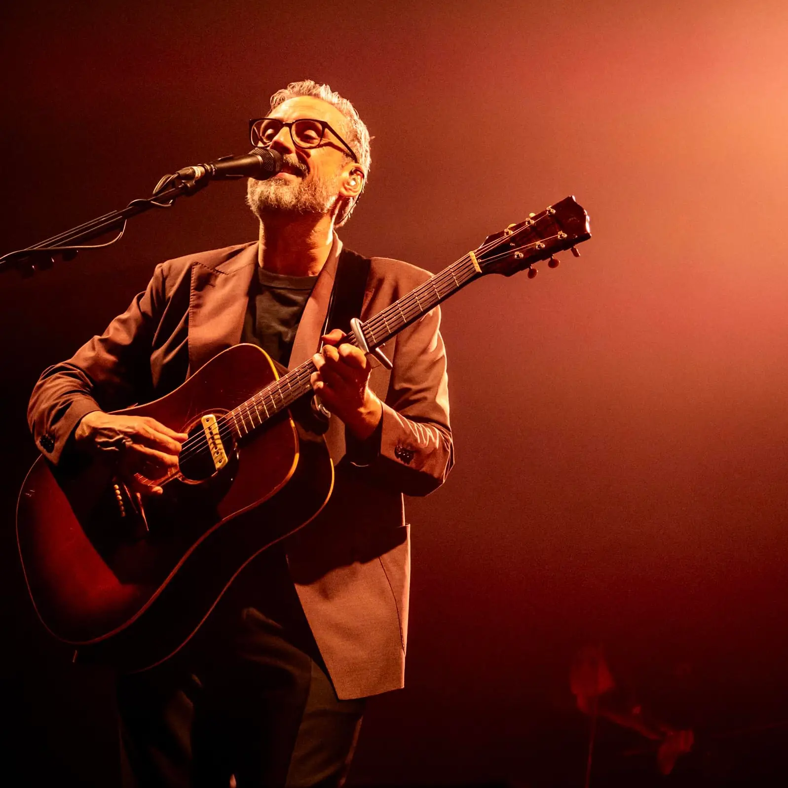 È Dario Brunori il nostro calabrese dell’anno: il racconto di una storia d’amore e resistenza\n