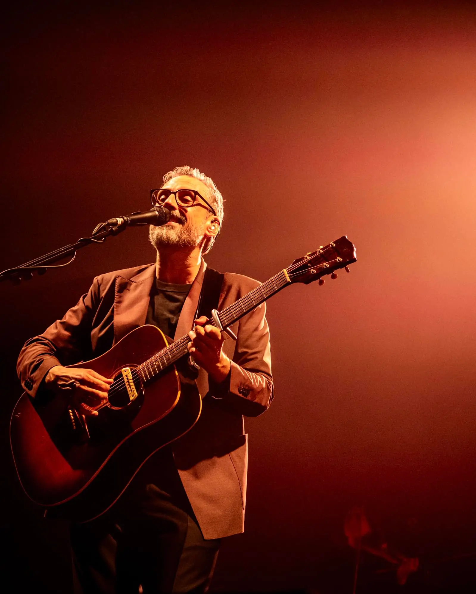 È Dario Brunori il nostro calabrese dell’anno: il racconto di una storia d’amore e resistenza\n