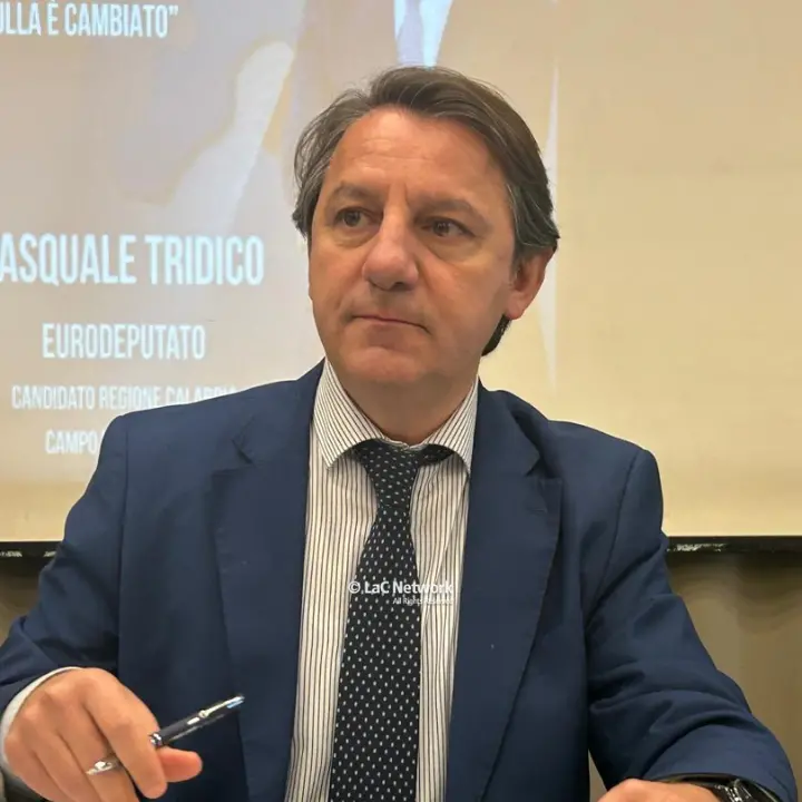 Tridico dalla Sila attacca Occhiuto: «Disconnetta i social e scenda nella Calabria vera»\n
