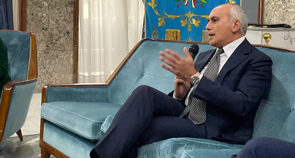 Cosenza, dopo la mini-crisi arriva il Sì al Bilancio: il sindaco Caruso ringrazia Nicola Irto