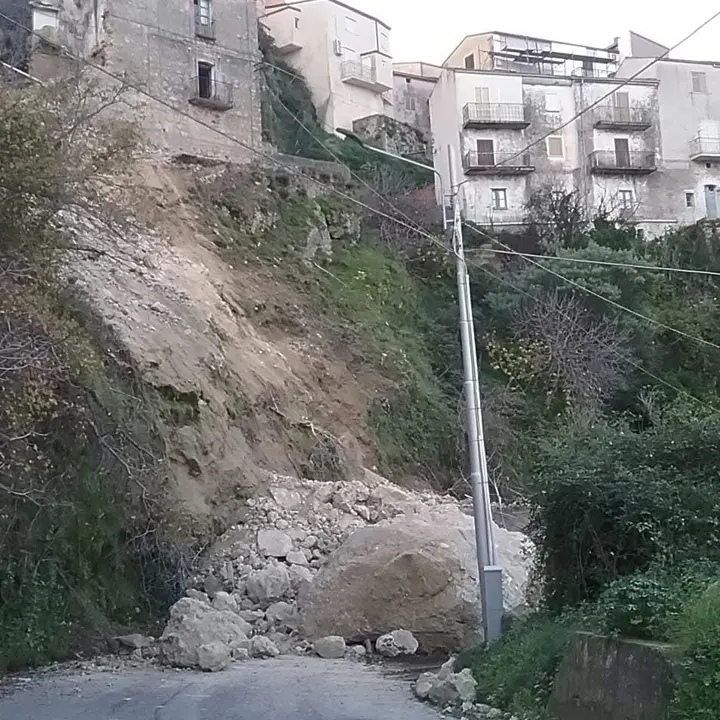 Scala Coeli, una frana isola la frazione di San Morello | VIDEO\n