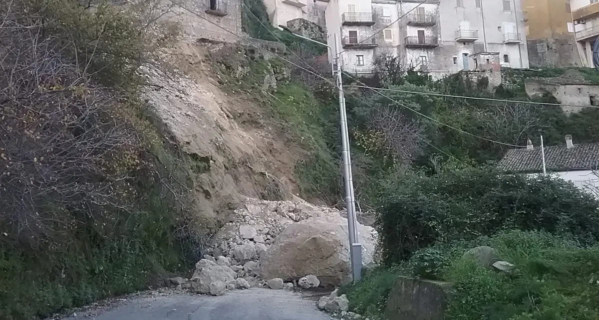 Scala Coeli, una frana isola la frazione di San Morello | VIDEO\n