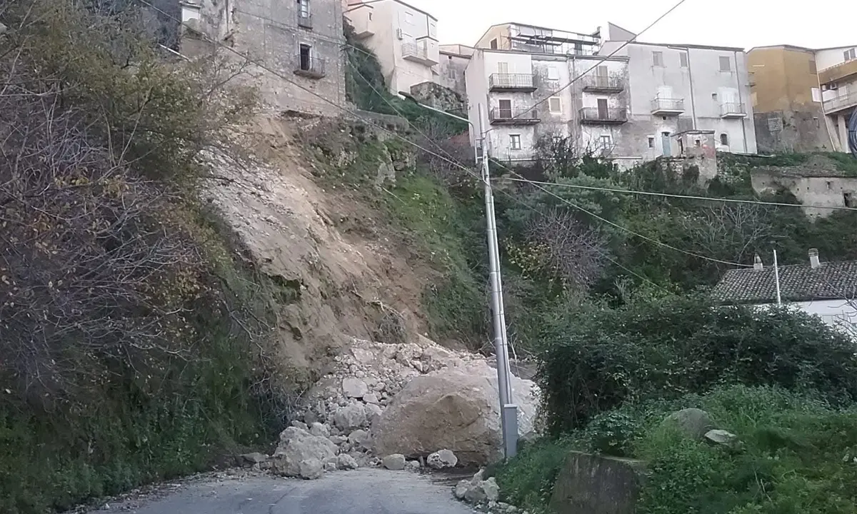 Scala Coeli, una frana isola la frazione di San Morello | VIDEO\n