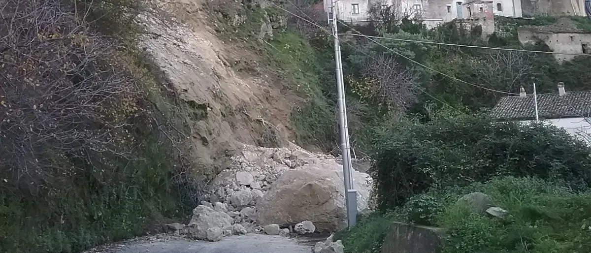Scala Coeli, una frana isola la frazione di San Morello | VIDEO\n