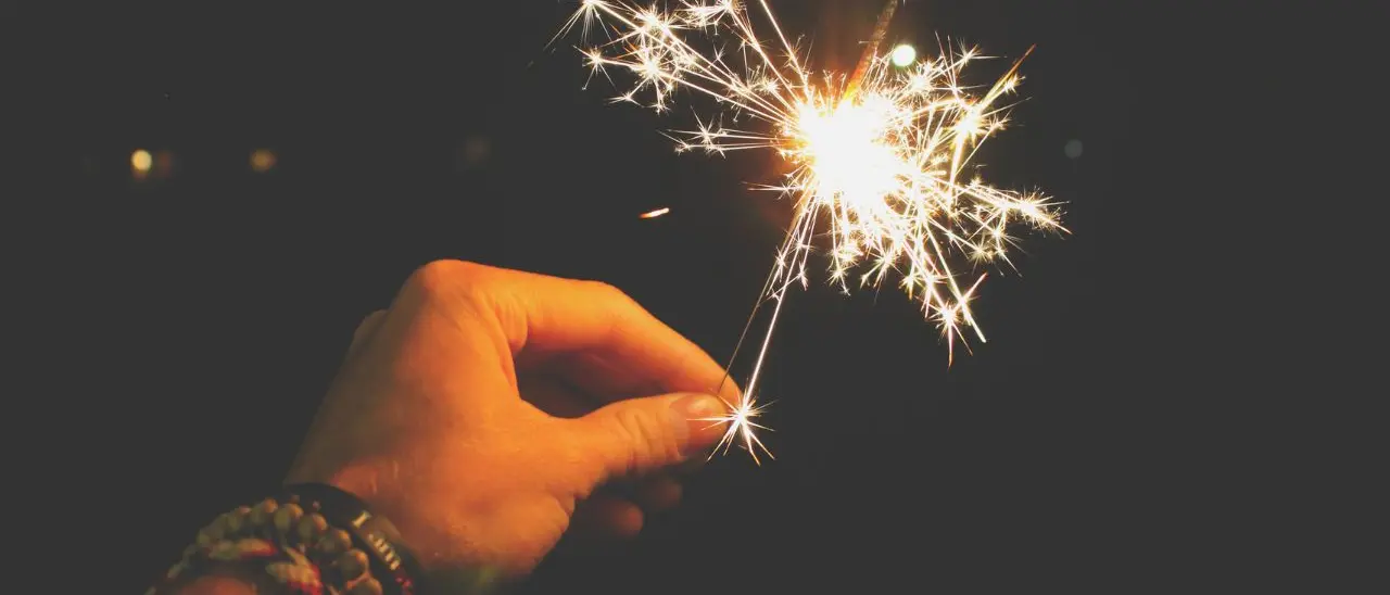 Capodanno\u00A0tra fuochi, rosso e lenticchie: il rito antico che azzera il tempo e\u00A0purifica l’anima\n