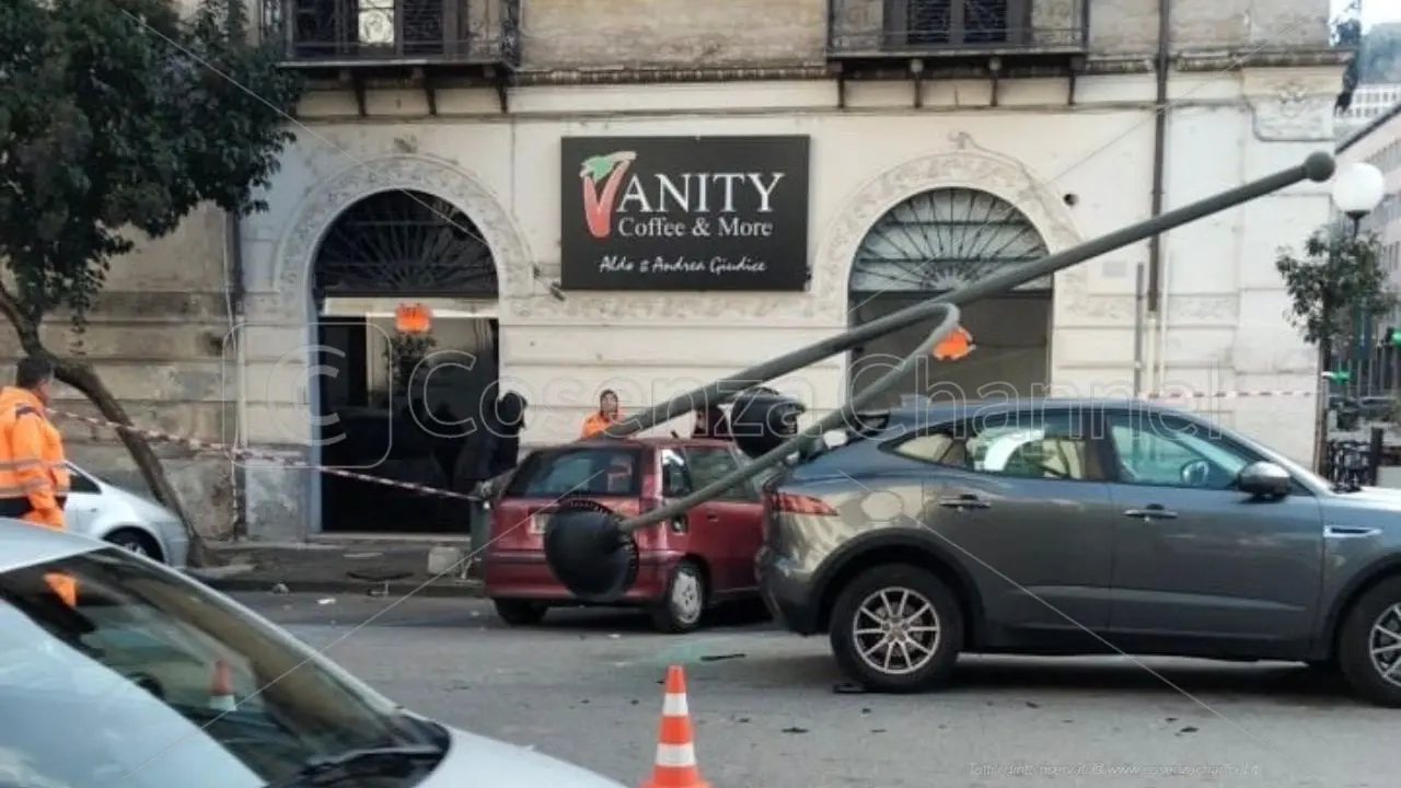 Cosenza, palo della luce cade su auto in sosta: sfiorato il dramma su viale Trieste\n