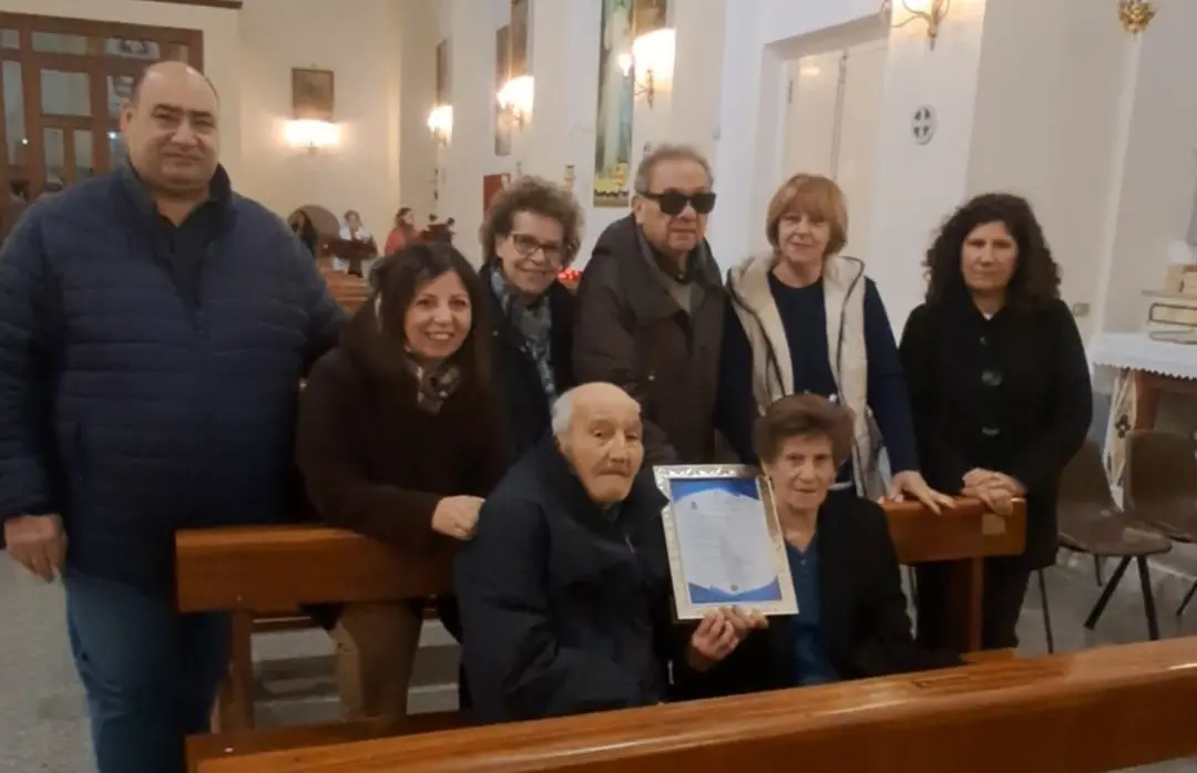 San Costantino Calabro, nel giorno della Sacra Famiglia premiati\u00A0una coppia sposata da 63 anni e una (quasi) centenaria\n