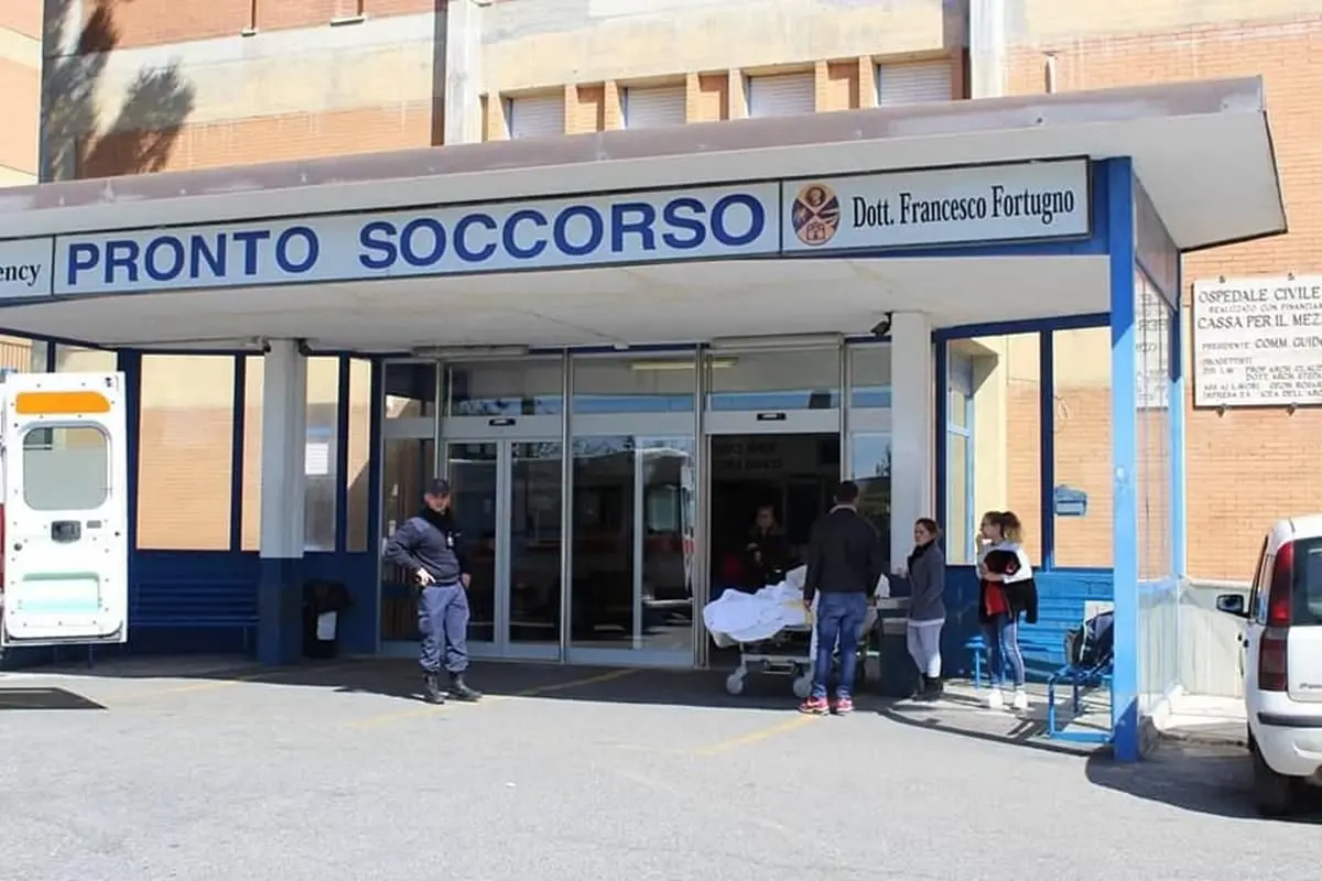 Ospedale di Locri, Mammoliti: «Ambulanze ferme al Pronto Soccorso usate come lettini per il ricovero»\n