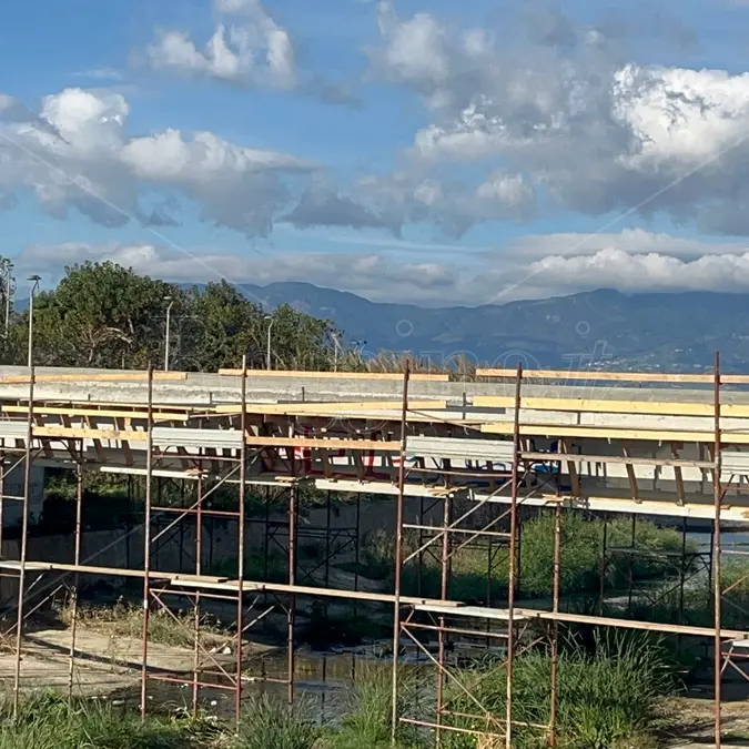 Ultimata la struttura del Ponte sul Calopinace a Reggio, a gennaio il collegamento con\u00A0le rampe: sarà il 2026 l’anno della consegna (?)