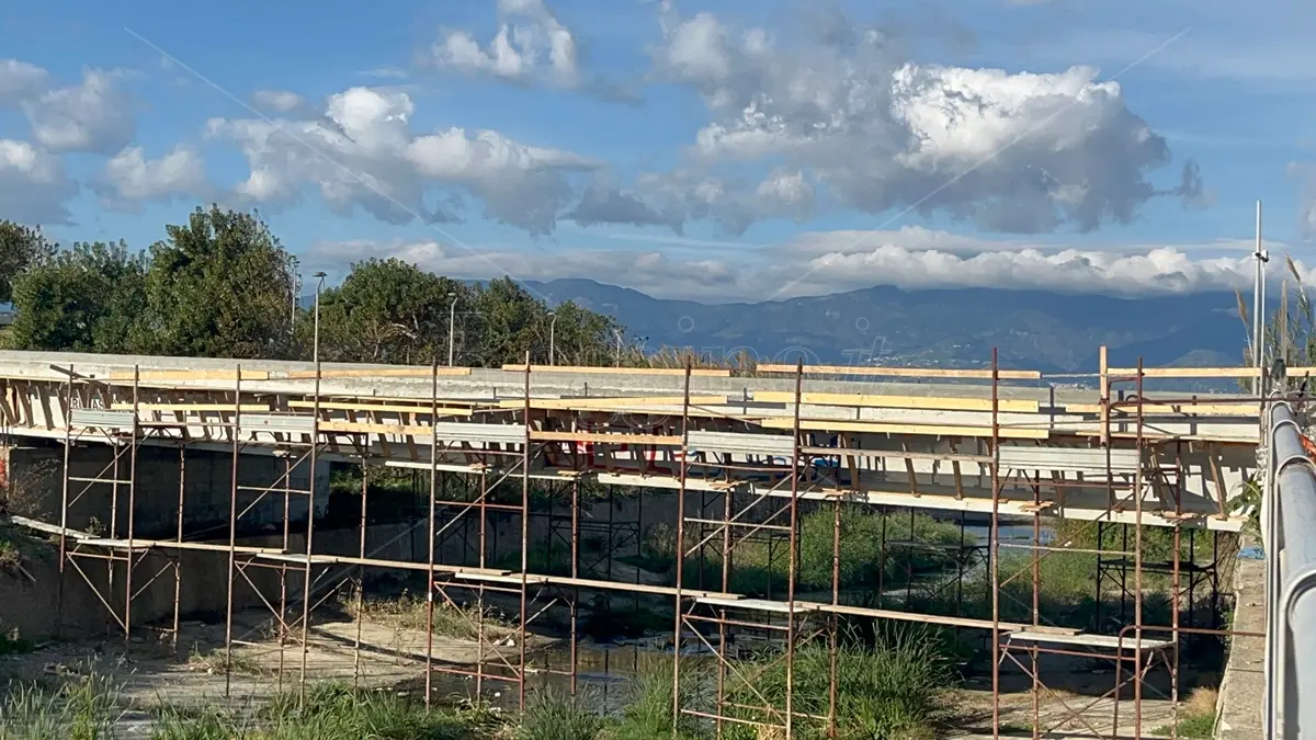 Ultimata la struttura del Ponte sul Calopinace a Reggio, a gennaio il collegamento con\u00A0le rampe: sarà il 2026 l’anno della consegna (?)