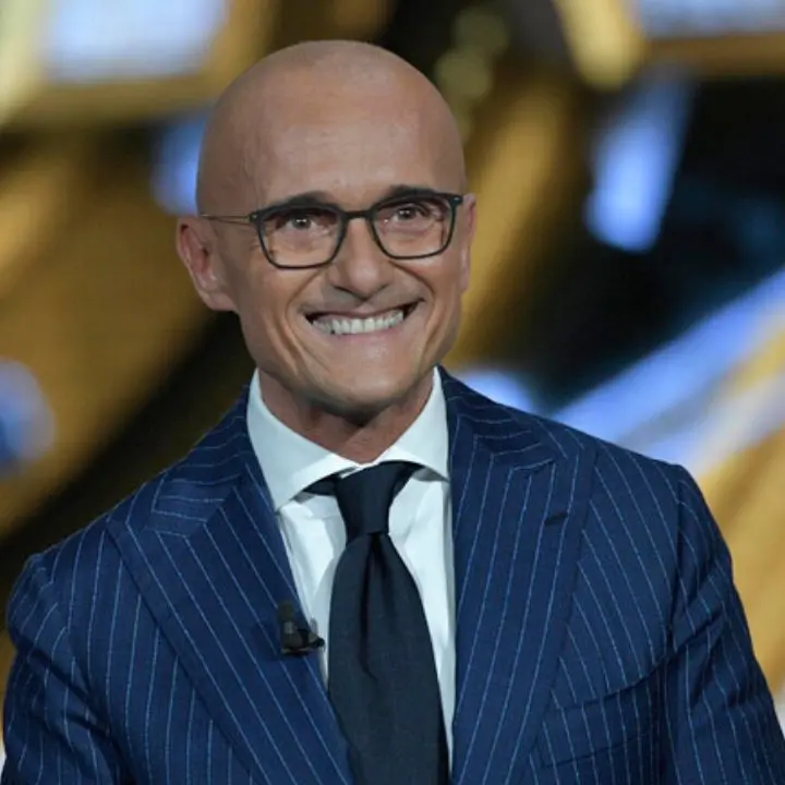 Alfonso Signorini è indagato per violenza sessuale ed estorsione dopo la querela di Medugno\n