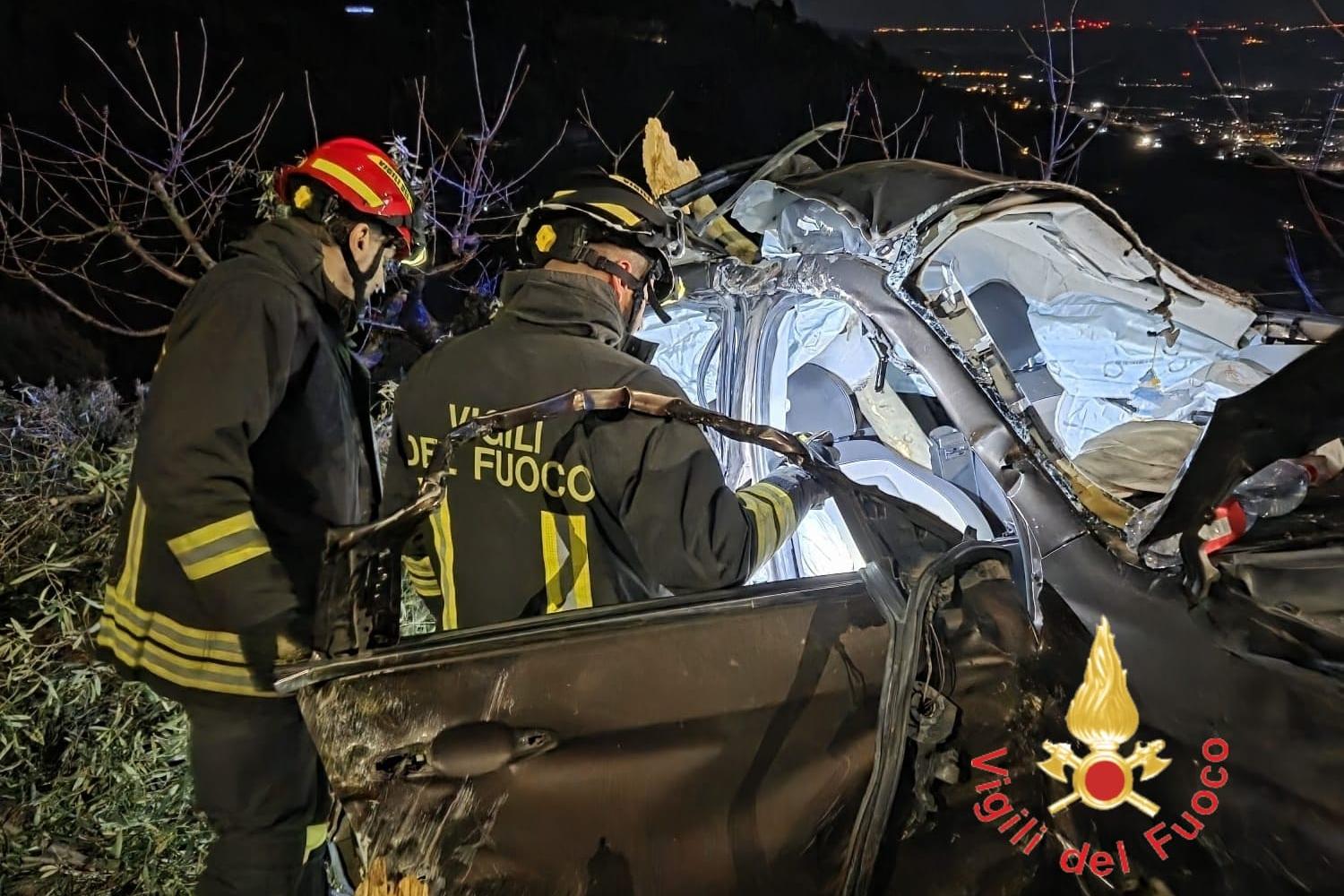 Tragico incidente a Platania, auto va fuori strada e si schianta contro ...
