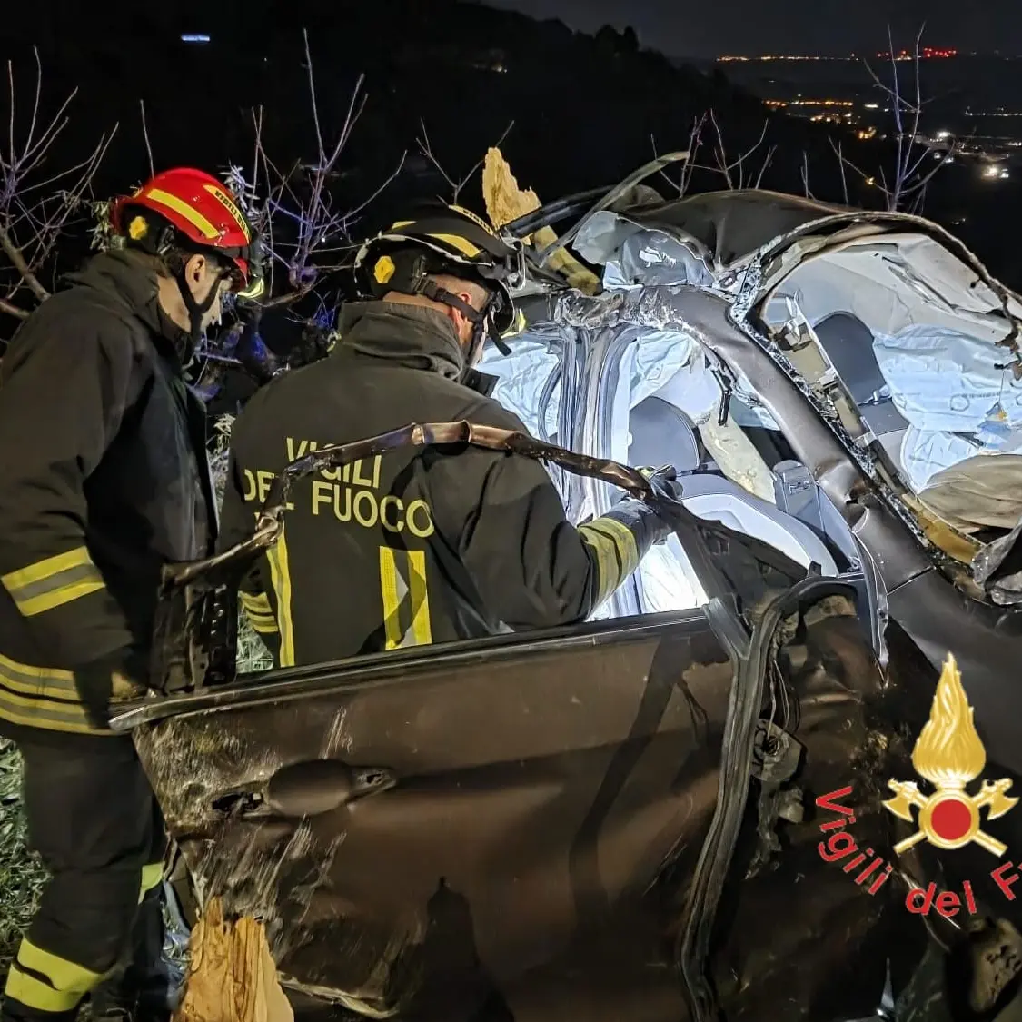 Tragico incidente a Platania, auto va fuori strada e si schianta contro gli alberi: morto un giovane\n
