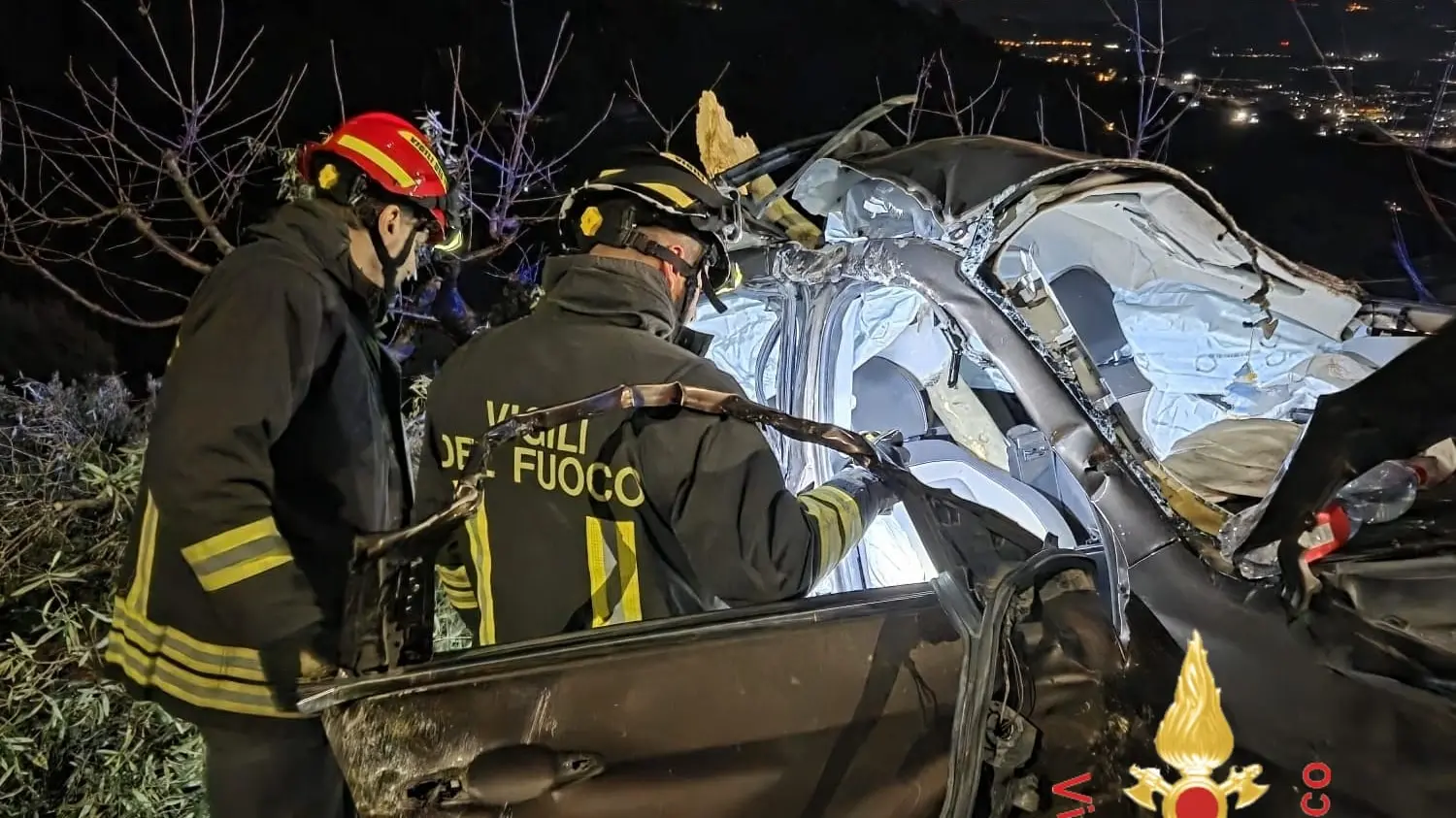 <p>L'intervento dei vigili del fuoco</p>\\n