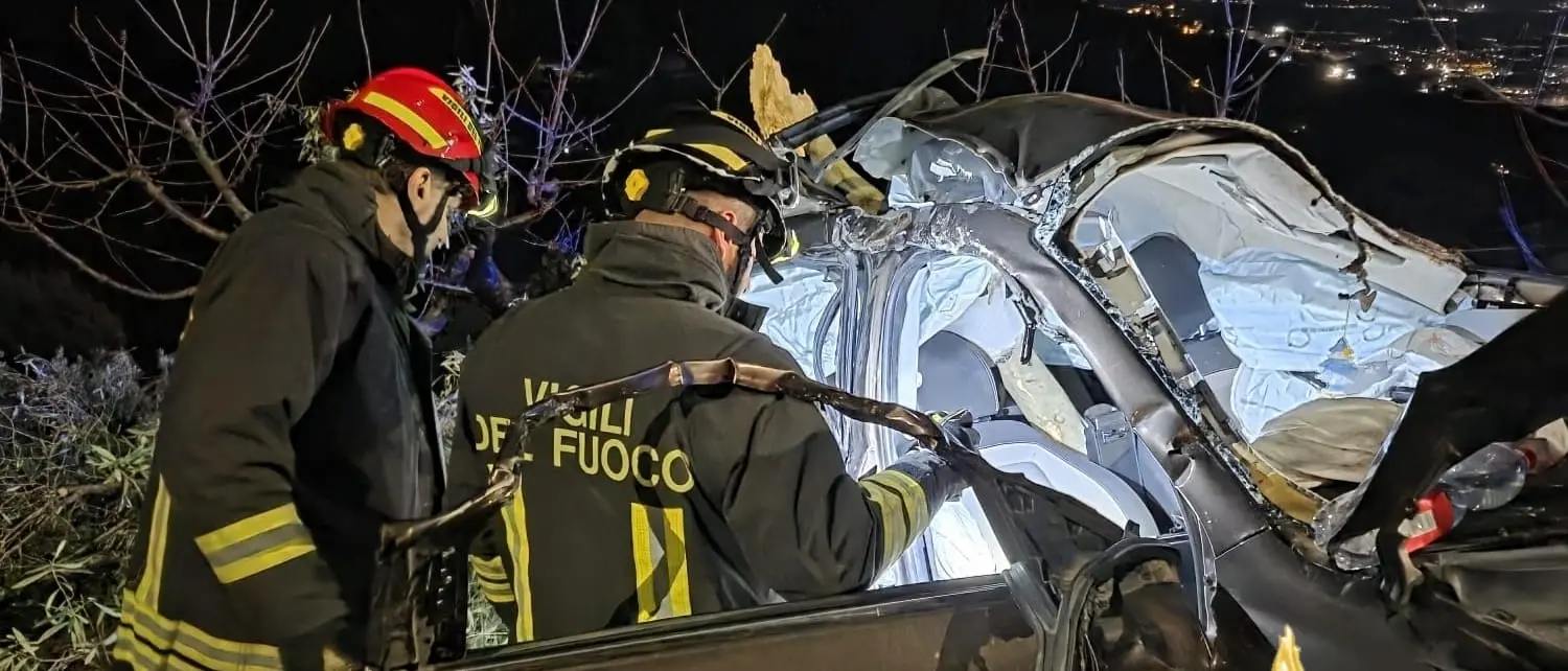 Tragico incidente a Platania, auto va fuori strada e si schianta contro gli alberi: morto un giovane\n