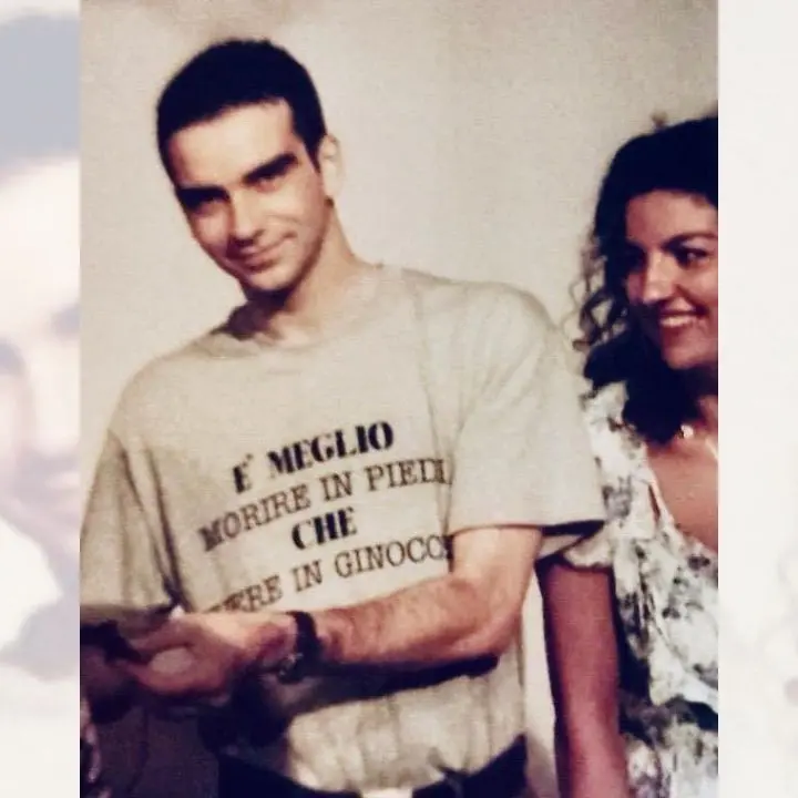 Roberto Occhiuto si (ri)scopre zapatista:\u00A0il misterioso messaggio nascosto dietro la t-shirt rivoluzionaria\n