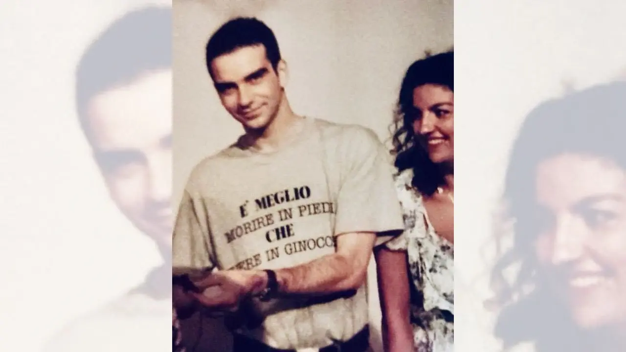 Roberto Occhiuto si (ri)scopre zapatista:\u00A0il misterioso messaggio nascosto dietro la t-shirt rivoluzionaria\n