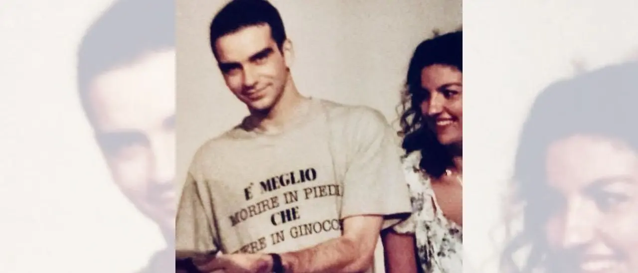 Roberto Occhiuto si (ri)scopre zapatista:\u00A0il misterioso messaggio nascosto dietro la t-shirt rivoluzionaria\n