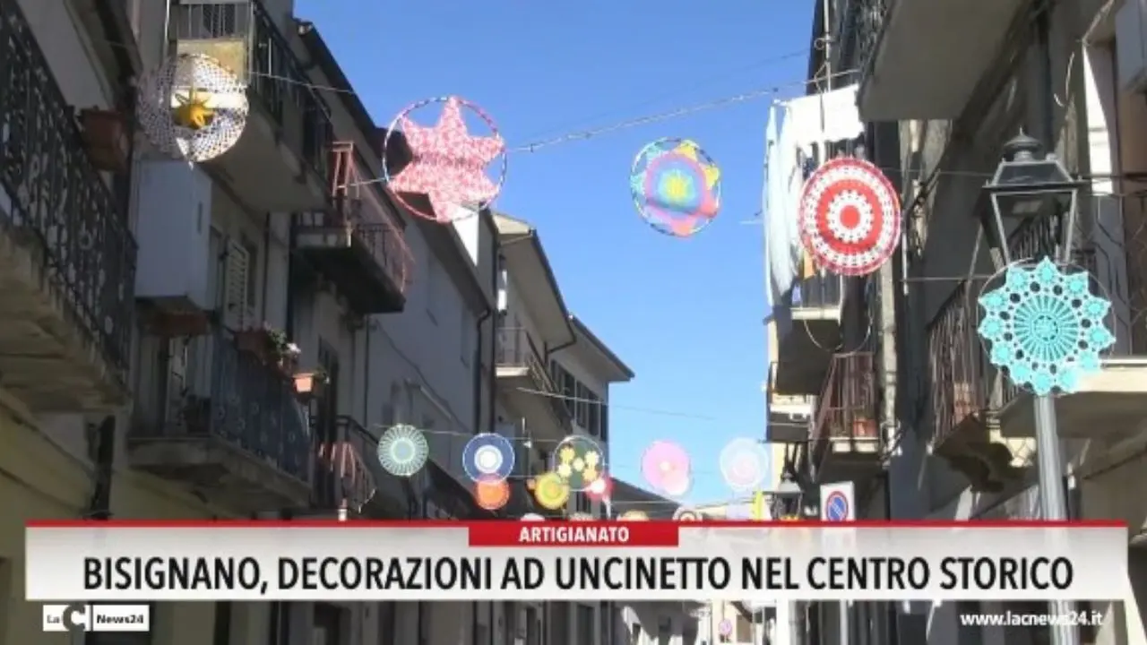 Bisignano, decorazioni ad uncinetto nel centro storico