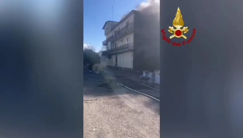 Incendio a Lamezia, vigili del fuoco al lavoro