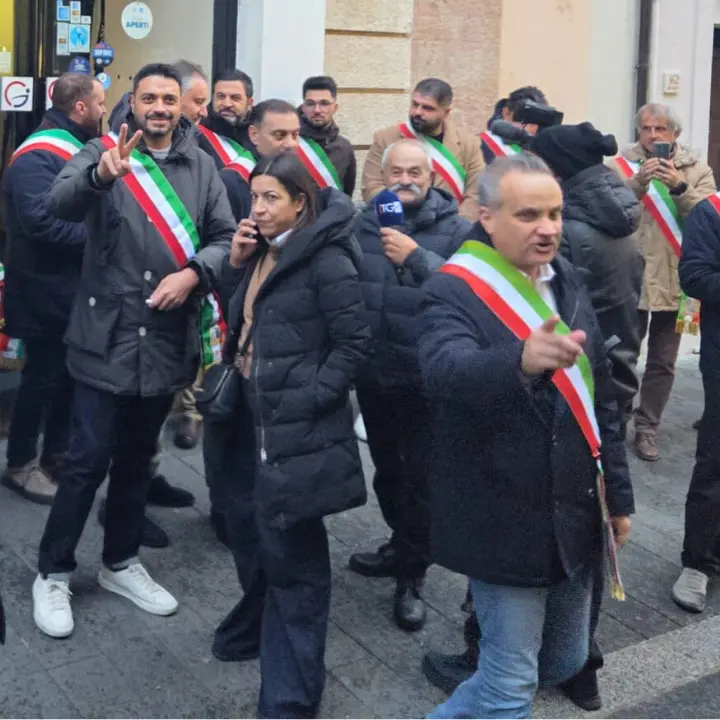 Sanità vibonese, i sindaci cercano di spegnere il fuoco della protesta: «La crisi non si risolve andando in Procura»\n
