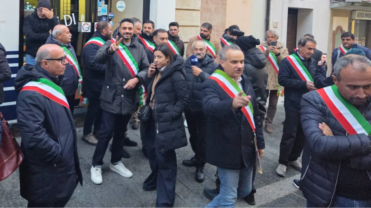 Sanità vibonese, i sindaci cercano di spegnere il fuoco della protesta: «La crisi non si risolve andando in Procura»\n