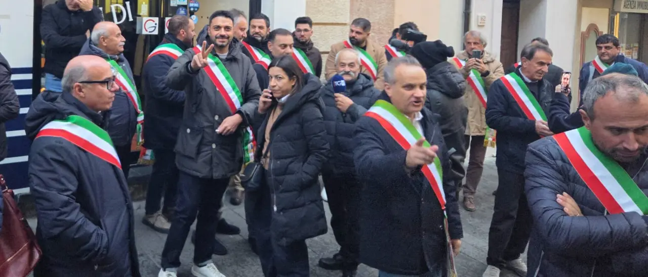 Sanità vibonese, i sindaci cercano di spegnere il fuoco della protesta: «La crisi non si risolve andando in Procura»\n