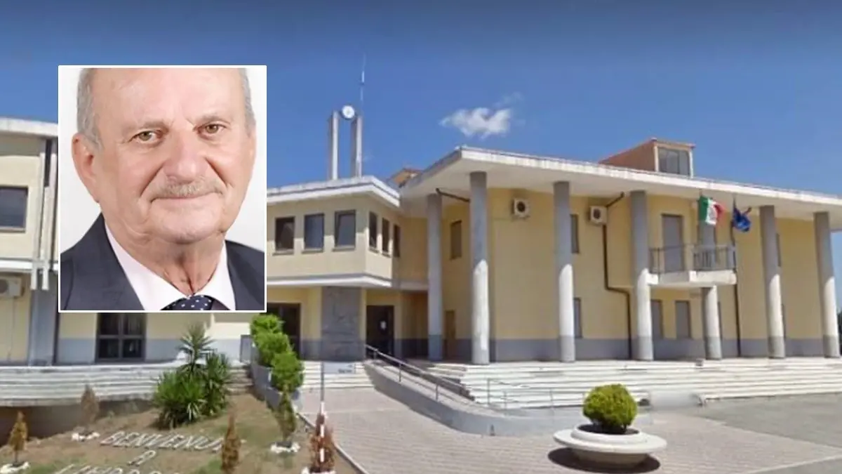 Il municipio di Limbadi e, nel riquadro, il sindaco Mercuri